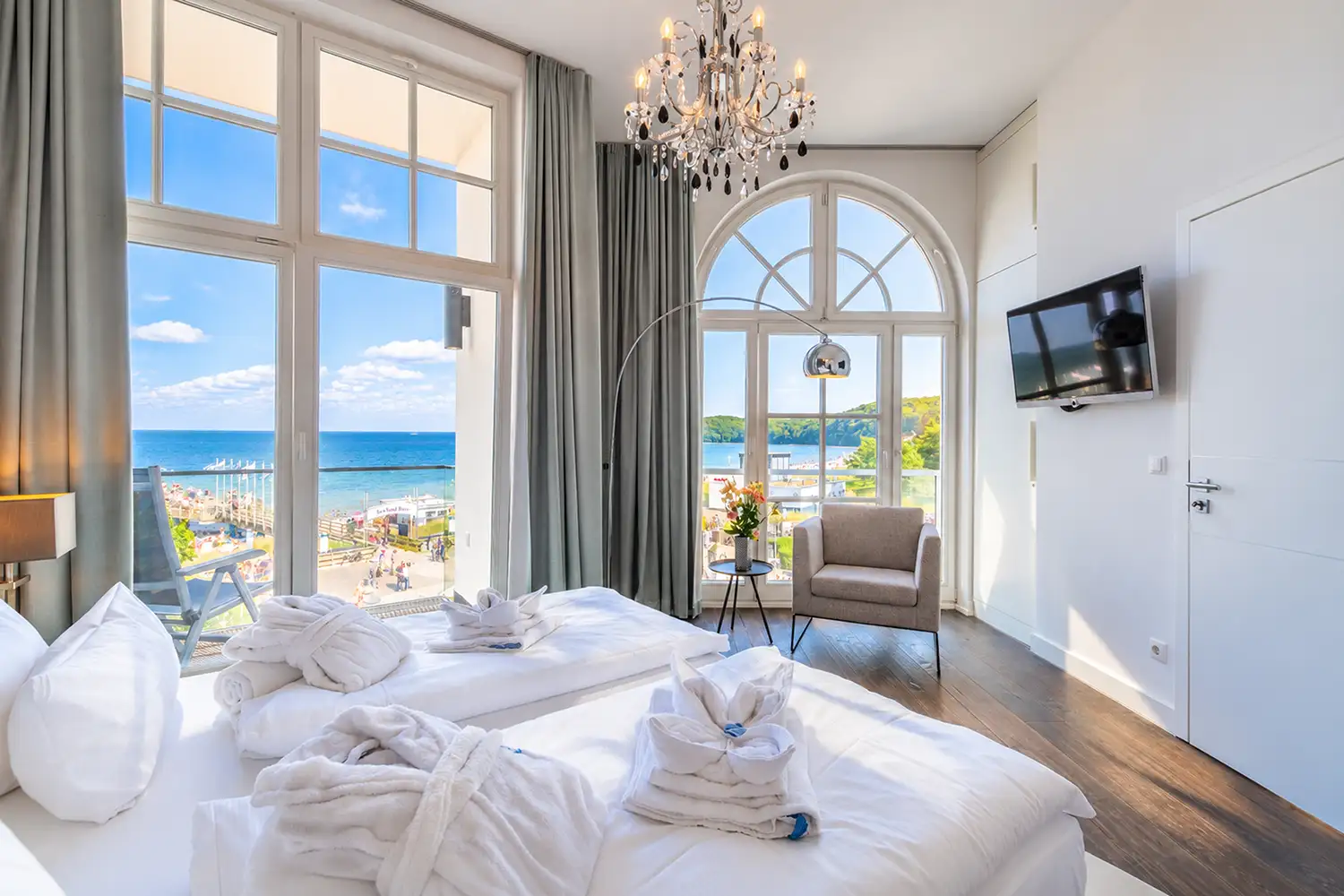 Dirket aus dem Bett der Ocean One blicken Sie auf Binzer Bucht, Strandpromenade und Seebrücke | Strandschloss Binz auf Rügen Bildergalerie - Frontale Sicht auf die Binzer Bucht, Strandpromenade und Seebrücke - und aus dem ersten Schlafzimmer Luxus-Ferienwohnung Ocean One im Strandschloss Binz auf Rügen
